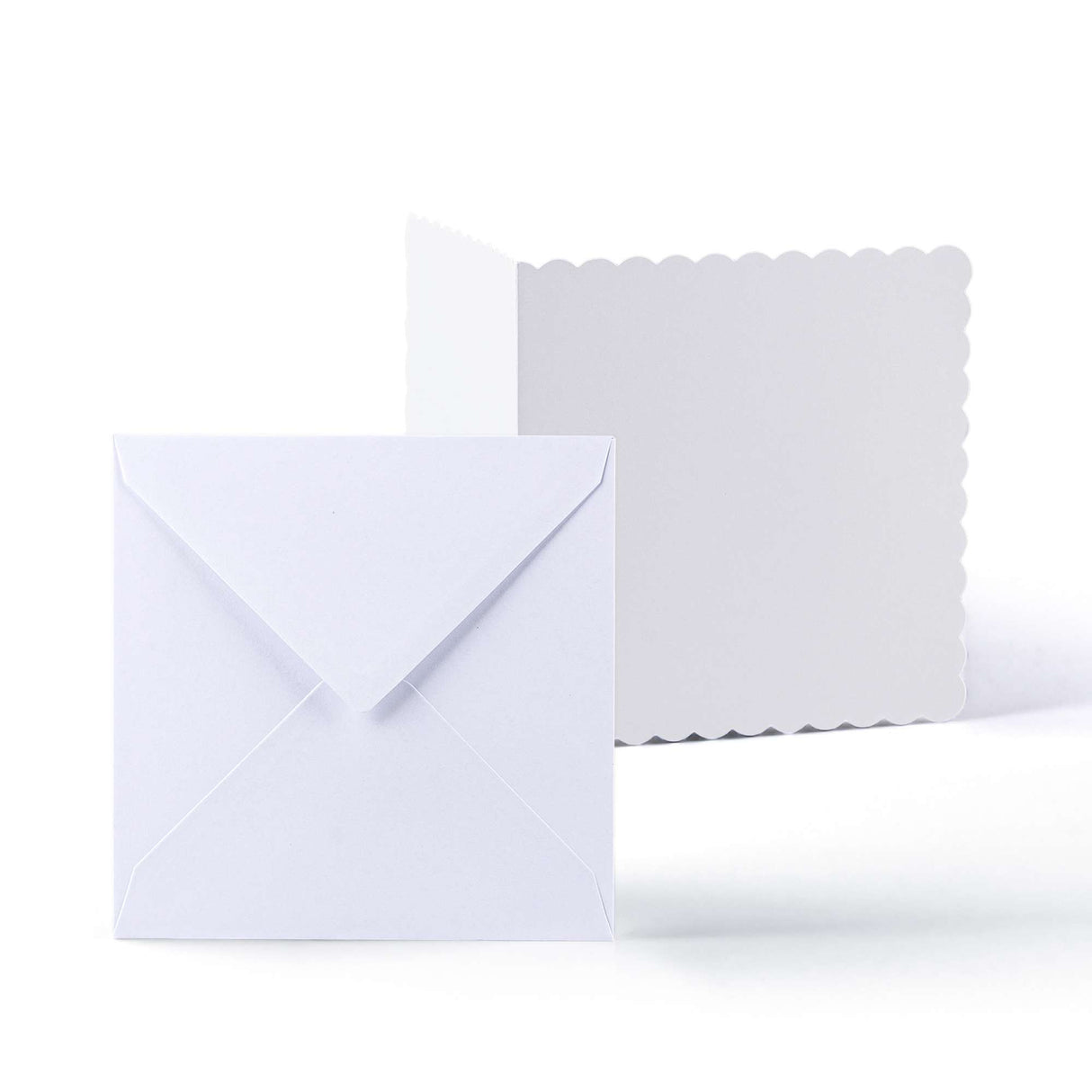 Cartes et enveloppes blanches à bord ondulé – lot